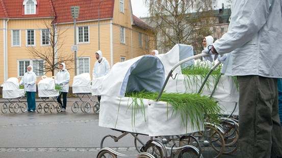 Gunilla Samberg. Convoy, performance i Umeå 2014. ©2017 Bildupphovsrätt/Gunilla Samberg.