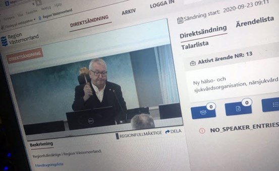 Bild på en dataskärm som visar direktsändning på webben från fullmäktige. På bild syns regionfullmäktiges ordförande Jan-Olov Häggström (S). 