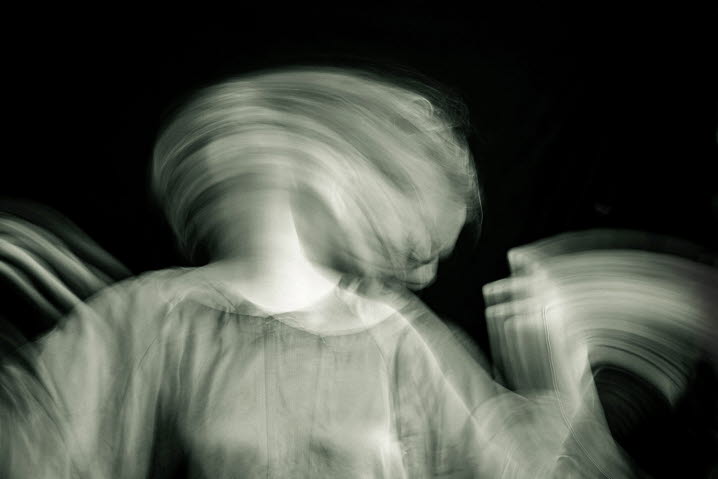 Svartvitt fotografi visar en person i rörelseoskärpa.