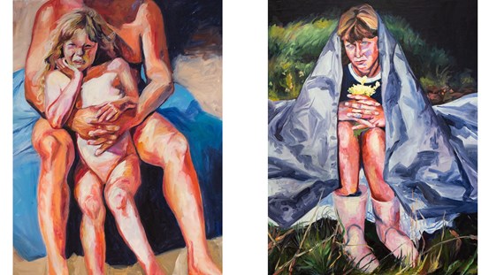 Två målningar av Elin Woksepp Åleheim. Till vänster ”Saules Meita”, en liten flicka på en badstrand som grinar illa. En vuxen håller om henne. Till höger ”Grace”, visar en person som sitter under en presenning med en gul blombukett i handen.