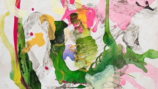 Detalj av Elisabeth Athles målning ”Polarna” i vattenbaserad oljefärg. Flödigt och färgrikt måleri i grönt, ros och gult mot vit bakgrund.