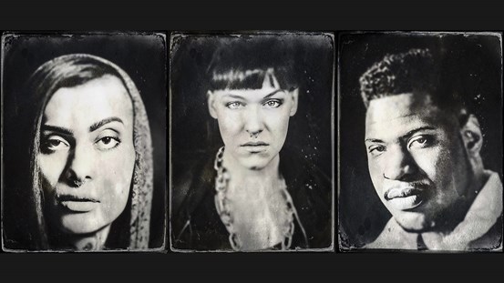 Verk av Elisabeth Ohlson Wallin, utan titel, direkttryck på aluminium, tintypes eller daguerreotypi (pressbild).