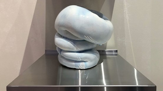 Ett keramikobjekt med svällande former på hylla av rostfritt stål. Erika Stöckel, Input / Hidden / Output, 2020.