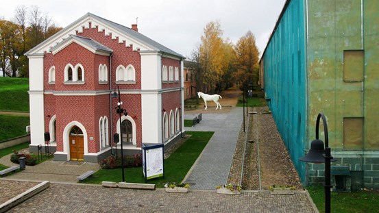 Fortets kultur och informationscenter i den renoverade byggnaden till vänster. Foto: Ann-Kristin Källström.