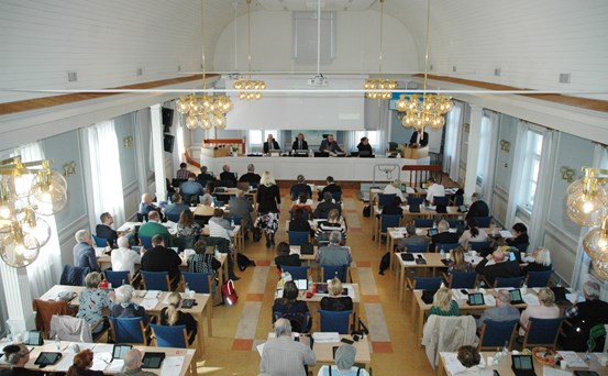 Bild över fullmäktigesalen under ett möte med många deltagare.