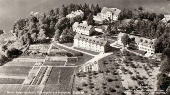 Flygfoto över Hampnäs folkhögskola år 1958.