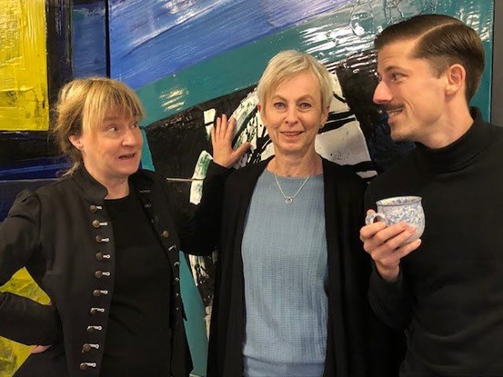 Arbetsgruppen Konst Västernorrland Eva-Leena Skarin, Carina Kågström och Sebastian Andersson är fotograferade i Regionens hus, Härnösand, framför verket Yellow Submarine av Göran Danielsson.