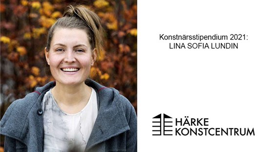 Färgfoto av Lina Sofia Lundin som leende tittar rakt in i kameran. Bakgrunden är i orange toner. Till höger texten "Konstnärsstipendium 2021. Lina Sofia Lundin. Härke konstcentrum." Svart text mot vit botten. 