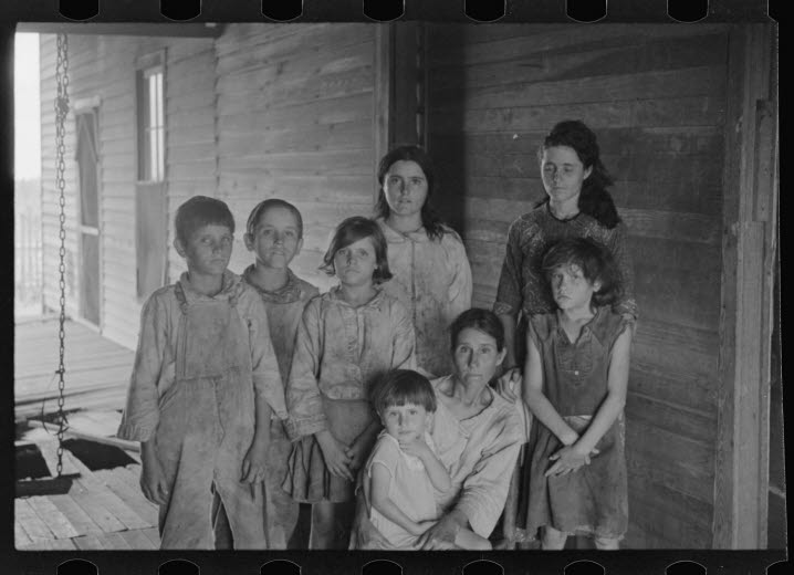 Walker Evans porträtt av Elisabeth och Frank Tengles familj, sharecroppers i Hale County, Alabama sommaren 1936. Ingår i boken Let Us Now Praise Famous Men ©Library of Congress, Prints & Photographs Division, FSA/OWI Collection. 