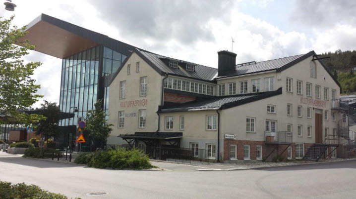 Fotografi av Kulturfabriken i Örnsköldsvik som visar hur den gamla fabriken byggts samman med modern arkitektur.