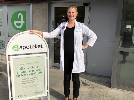 Emma Berg, farmaceut utanför Apoteket i Timrå