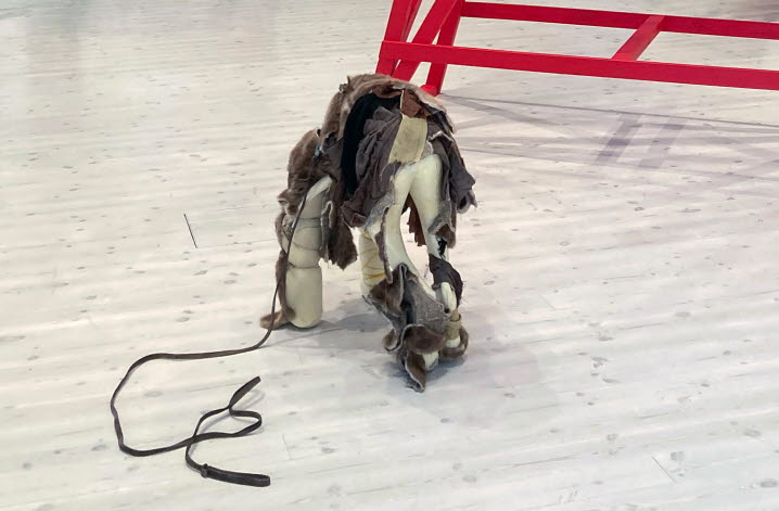 Rakel Bergman, skulptur ur sviten ”En sista dans” som visar en trashund uppbyggd av gammalt skumgummi, skinnbitar och trä.