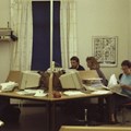 Personer i en datasal.