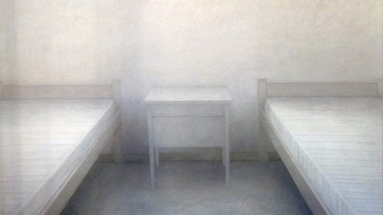 Målning som går i vitt, föreställande två avskalade sängar separerade av ett nattygsbord. 
