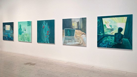 Fem målningar i smaragdgröna valörer av Judit Kristensen. I mitten hänger ”Electric Angel Boy”, där en hand med rödmålade naglar håller en ängelfigurin. Andra målningar visar det kallgröna ljuset från digitala skärmar.