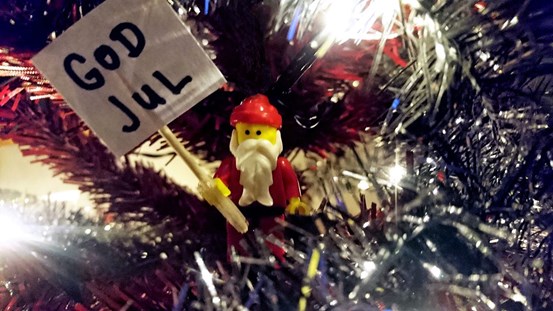 Foto, julkort. Legotomte med skylt "God jul". Foto: Robert Eriksson.