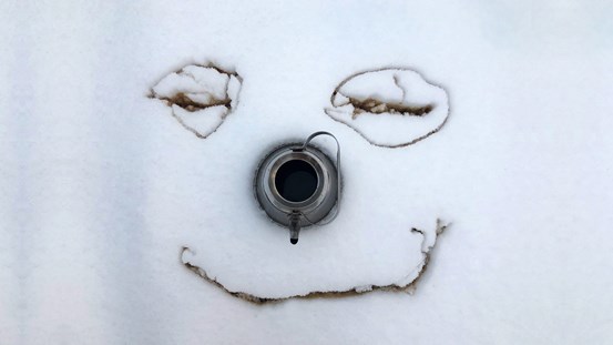 En julhälsning med kaffesump i snö. 