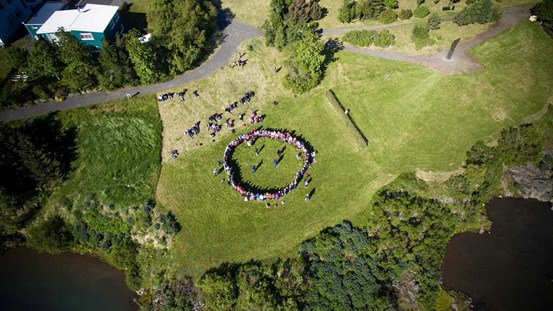 Kerstin Lindström, ”Own our own time VI” i Blönduos på norra Island. Verket genomfördes i samarbete med Prjónagleði - Knitting Festival 2017. ©Kerstin Lindström/Bildupphovsrätt 2020. Foto: Róbert Daníel Jónsson.