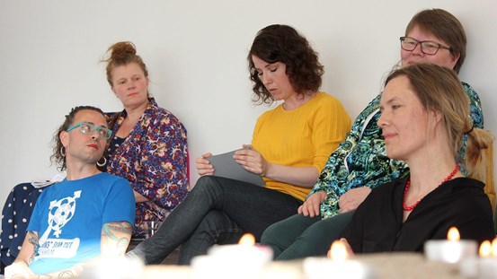 Panelen på Galleri Syster, med ljusinstallation i förgrund. Från vänster: Zafire Vrba, Rut-Malin Barklund, Ida Rödén, Katarina Pirak Sikku och Katrin Holmqvist-Sten.