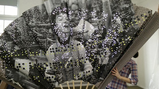 Kristina Müntzing, solfjäder med textilarbetaren Bessie Dicksons porträtt, dokumentation från utställningen ”Kod”. ©Kristina Müntzing/Bildupphovsrätt 2019.