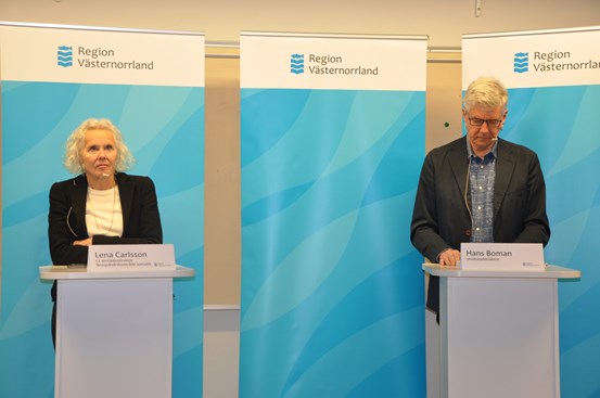 Lena Carlsson,tf områdesdirektör länssjukvårdsområde somatik och Hans Boman, smittskyddsläkare på plats på presskonferensen