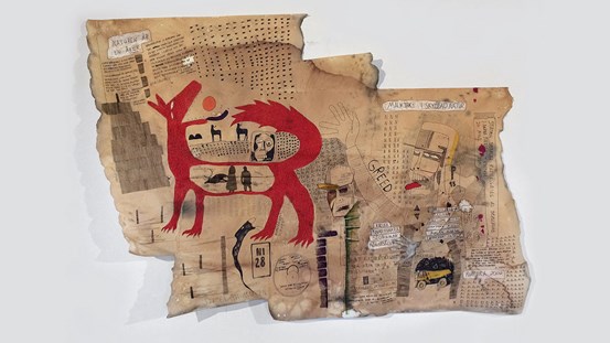 Linda Lassons verk ”Svart tråd”, broderi på brunt papper med brända kanter. Motiv med människor och röd varg och politiska textinslag såsom ”malmjakt i skyddad natur”.