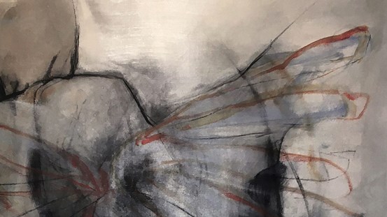 Detaljbild av Lisa Persson Baagøes målning ”På väg” som visar ryggen på en bevingad person, utförd med svarta och röda, tunna penselstråk.