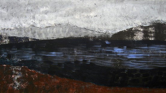 Landskapsmålning av Mari Vedin Laaksonen där en mörk yta med blå färgstrimmor skär genom marken. I horisonten syns gråsvarta berg framför en ljusgrå himmel.