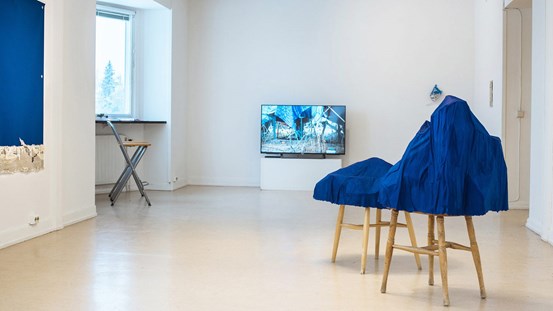 Martin Arvidsson, Stolar och öar. Installation, blandteknik. Horisont, videoloop. Verket Diomedea, väv och båtcanvas, skymtar till vänster. © Martin Arvidsson/Bildupphovsrätt 2019. 