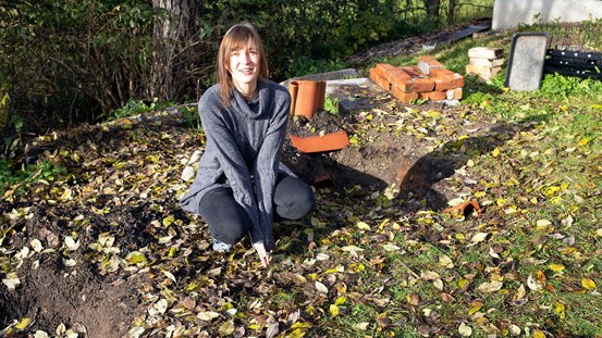 Miglé Duncikaite använde sitt stipendium på Ålsta för att experimentera med att bränna keramik på gammalt sätt i en grop i marken.
