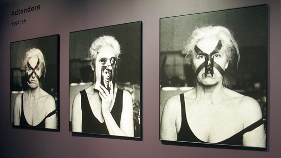 Verk av Monika Englund, Dotter med Farmask, fotografi ur bildsviten Adtendere, 1992–96. ©Monika Englund.