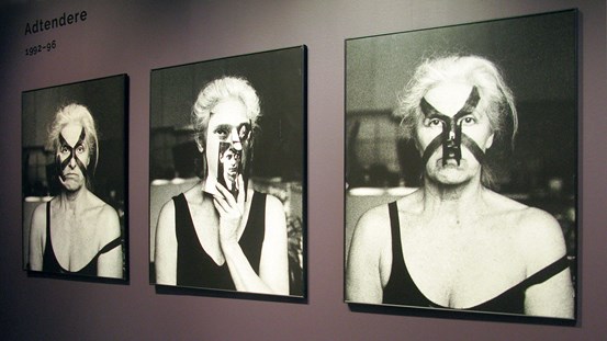 Verk av Monika Englund, Dotter med Farmask, fotografi ur bildsviten Adtendere, 1992–96. ©Monika Englund.