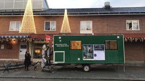 Vagnen parkerad utanför Akkan i Storuman i samband med boksläpp, panelsdiskussion och workshops på Storumans bibliotek 1 december 2018.
