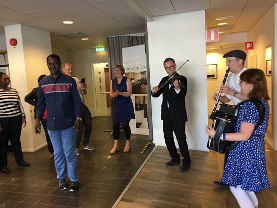 Tisdagens musikunderhållning av Koije kapell ledde till spontandans.