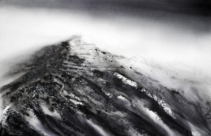 Akvarell i gråa nyanser som visar en bergskam där pigment granulerar sig och flockas. Vid övre högerhörnet skymtar ett mörker vilket gör att himmelens vithet upplevs som moln. 