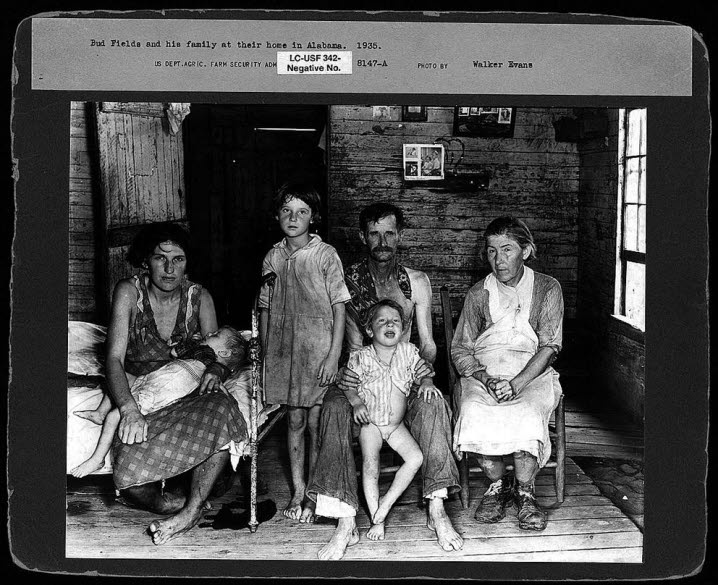 Walker Evans porträtt av Lily Rogers och Bud Fields familj, sharecroppers i Hale County, Alabama sommaren 1935. Ingår i boken Let Us Now Praise Famous Men ©Library of Congress, Prints & Photographs Division, FSA/OWI Collection.