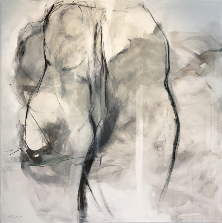 Lisa Persson Baagøes målning ”Oss emellan”. Svarta, tunna penselstråk mot en bakgrund av vitt, med inslag av ockra och grått, kan läsas som två omslingrande kroppar.