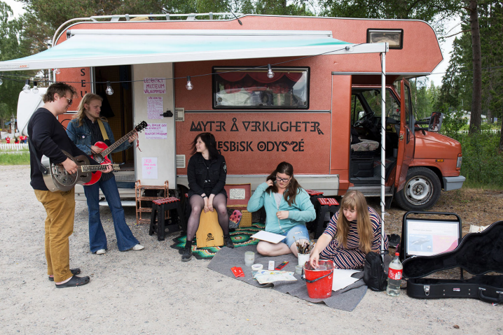 Här har husbilen parkerat vid Bänkåsviken ute på Alnön. Sommarjobbarna Manfred Linde, Annie Boström, Adam Englund, Marielle Jonasdotter och Linn Norberg gör sig redo för att ta emot besökare.