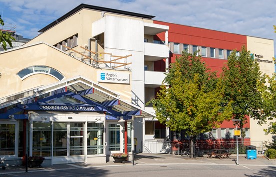 Sjukhuset i Örnsköldsvik med fokus på huvudentrén