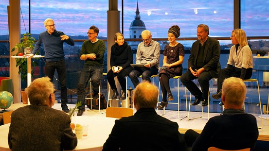 Panelsamtal kring temat ”Konstnär vart du än är”. I panelen deltog från vänster Carl Ljungman, John Rasimus, Maria Sundström, Pontus Björkman, Amanda Lind (MP), Jan Sahlén (S) och Linda Nordlander Frisk. 