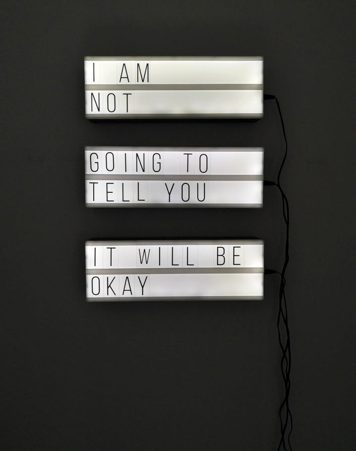 Texten I'm not going to tell you it will be okay i ljuslådor. ©Micael Norberg/Bildupphovsrätt 2020.