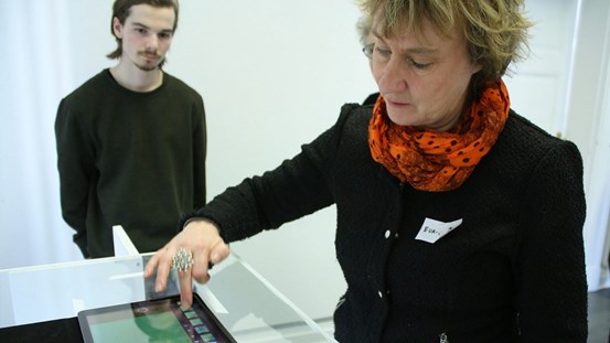 Eva-Leena Skarin instruerar de unga workshopdeltagarna.