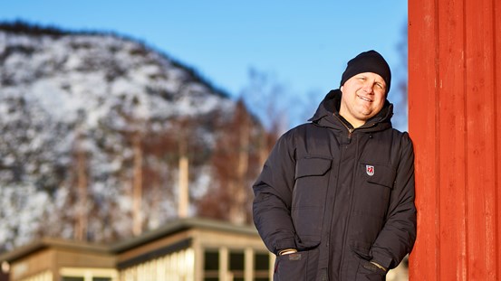 Fredric Wedin driver NaturscenSkuleberget och Skulebergets havscamping vid Veåsand. Han står vid sitt nybyggda båthus.