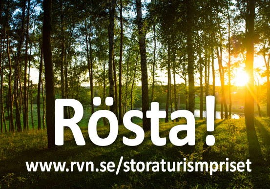 Skogsglänta med texten Rösta! www.rvn.se/storaturismpriset
