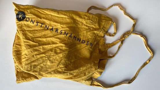 Tygpåse med Konstnärsnämndens logotyp.