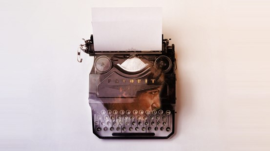 Illustration, skrivmaskin med målning av kvinnoansikte. Collage.