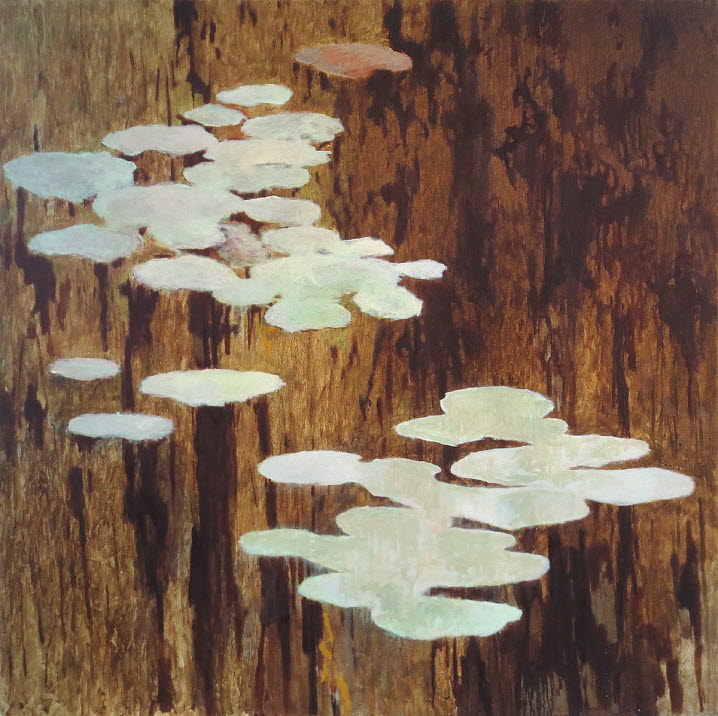 Målning av vita näckrosor mot en brunröd vertikal fond som bildar en stilla mörk vattenspegling.