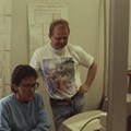 Två personer framför en datorskärm. 