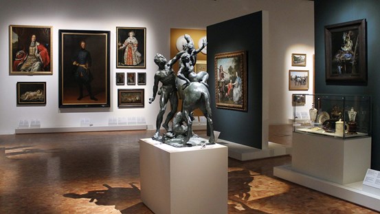 Utställningsvy från Nationalmuseum Jamtli, framträdande är David von Kraffts porträtt Karl XII och Adriaen de Vreis bronsskulptur Herkules, Nessus och Deianira från 1622.