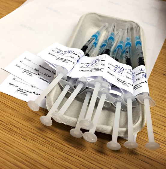 Färdiga vaccinsprutor ligger på ett fat